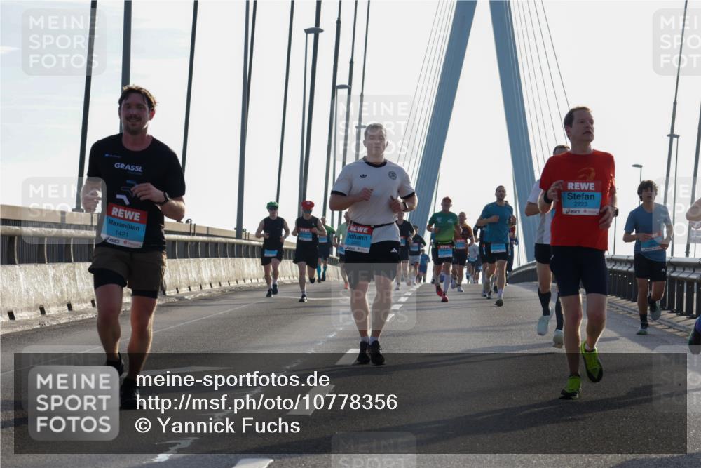 03.10.2026 - Köhlbrandbrückenlauf Yannick Fuchs http://msf.ph/oto/10778356 03.10.2026 09:23:03 Position 1 1421, 2203, 2223 meine-sportfotos.de
