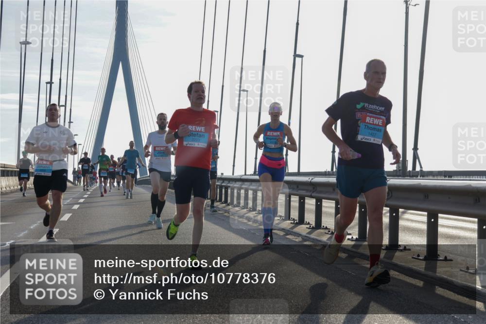 03.10.2026 - Köhlbrandbrückenlauf Yannick Fuchs http://msf.ph/oto/10778376 03.10.2026 09:23:04 Position 1 2223, 1575, 1427 meine-sportfotos.de