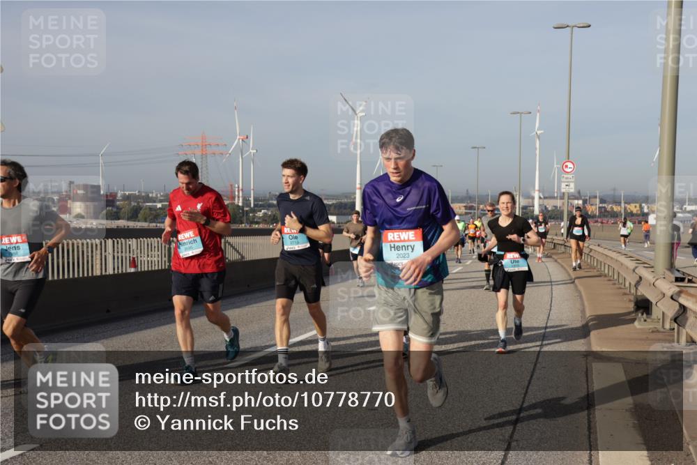 03.10.2026 - Köhlbrandbrückenlauf Yannick Fuchs http://msf.ph/oto/10778770 03.10.2026 09:45:51 Position 2 2695, 2713, 2023, 2315 meine-sportfotos.de