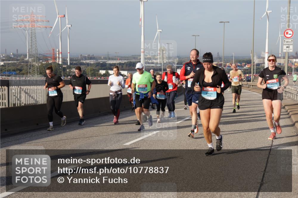 03.10.2026 - Köhlbrandbrückenlauf Yannick Fuchs http://msf.ph/oto/10778837 03.10.2026 09:45:58 Position 2 3806, 1902, 1500 meine-sportfotos.de