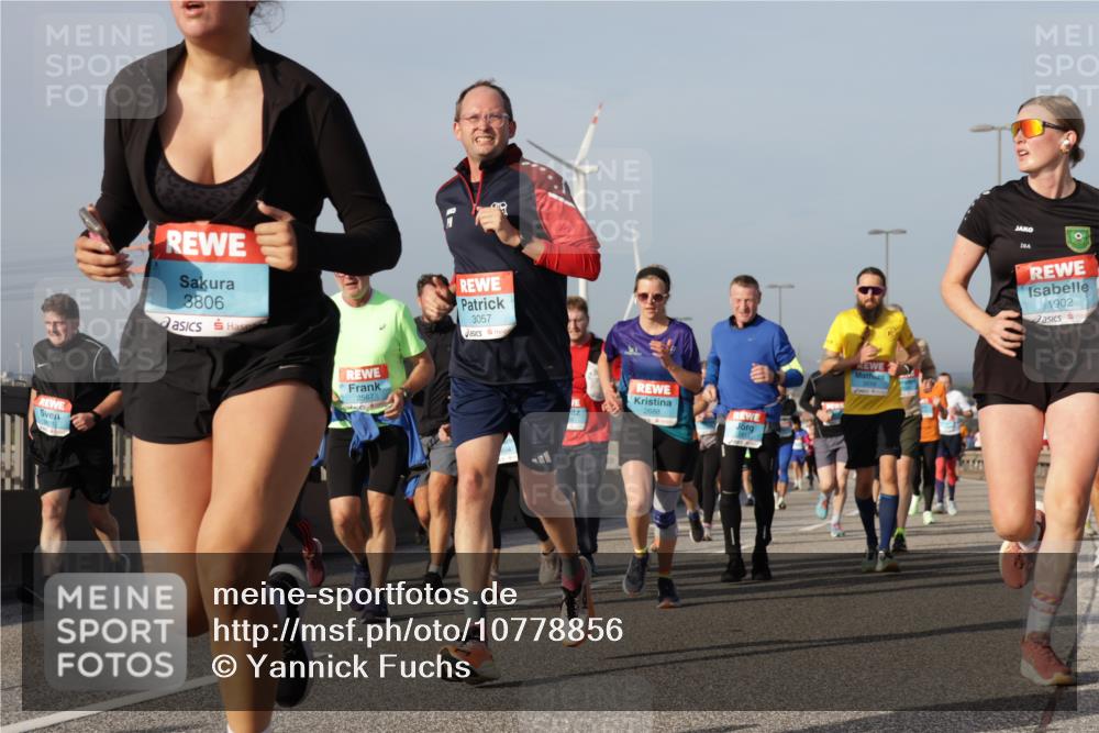 03.10.2026 - Köhlbrandbrückenlauf Yannick Fuchs http://msf.ph/oto/10778856 03.10.2026 09:45:59 Position 2 3806, 2567, 3057, 1902 meine-sportfotos.de