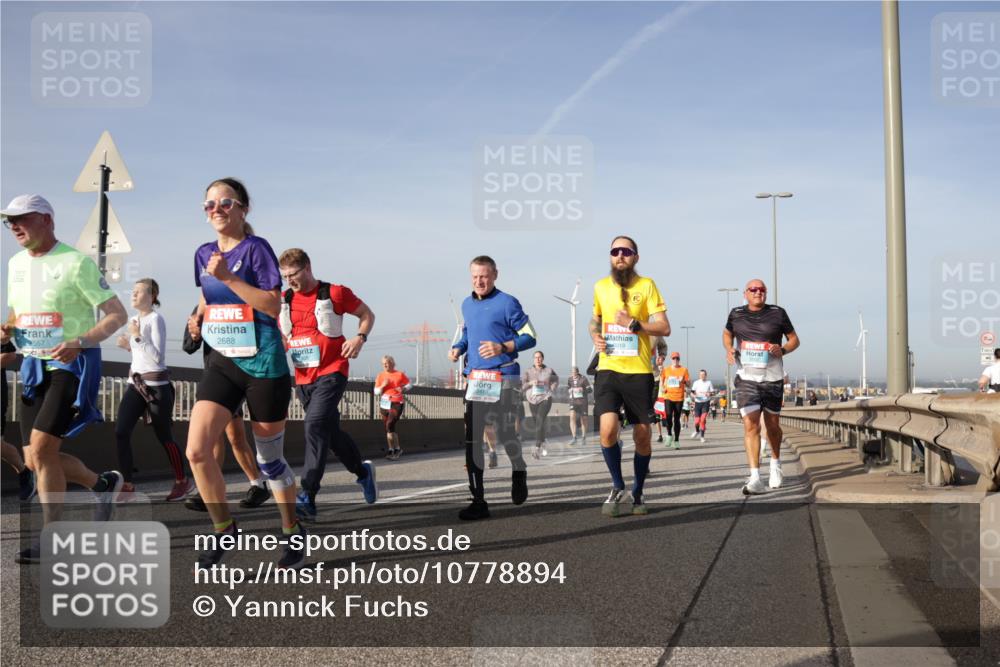 03.10.2026 - Köhlbrandbrückenlauf Yannick Fuchs http://msf.ph/oto/10778894 03.10.2026 09:46:02 Position 2 2567, 2688, 2413 meine-sportfotos.de
