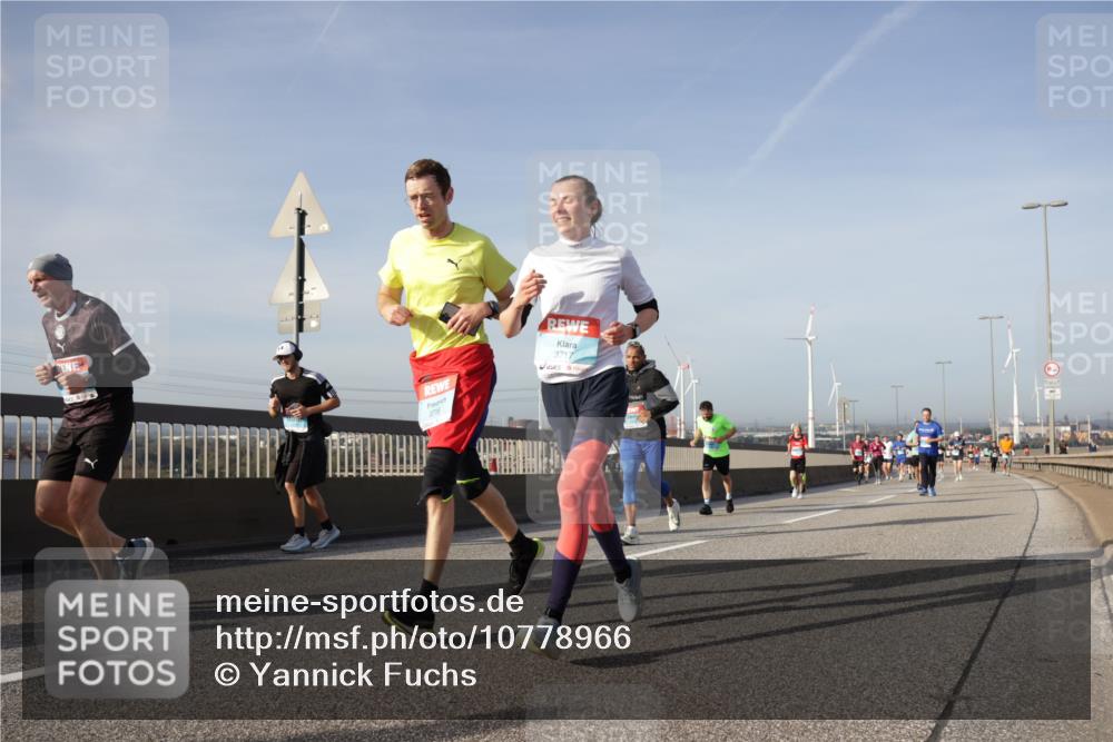 03.10.2026 - Köhlbrandbrückenlauf Yannick Fuchs http://msf.ph/oto/10778966 03.10.2026 09:46:08 Position 2 3716, 3717 meine-sportfotos.de