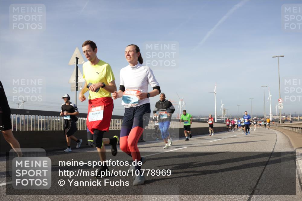 03.10.2026 - Köhlbrandbrückenlauf Yannick Fuchs http://msf.ph/oto/10778969 03.10.2026 09:46:08 Position 2 3716, 3717 meine-sportfotos.de