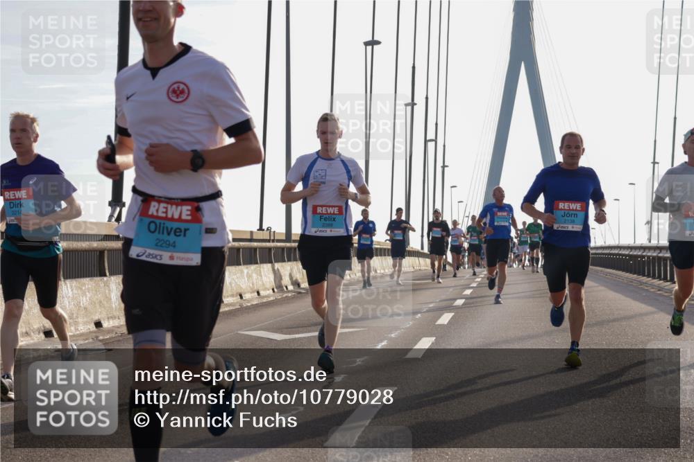 03.10.2026 - Köhlbrandbrückenlauf Yannick Fuchs http://msf.ph/oto/10779028 03.10.2026 09:24:03 Position 1 2214, 2294, 2389, 2138 meine-sportfotos.de