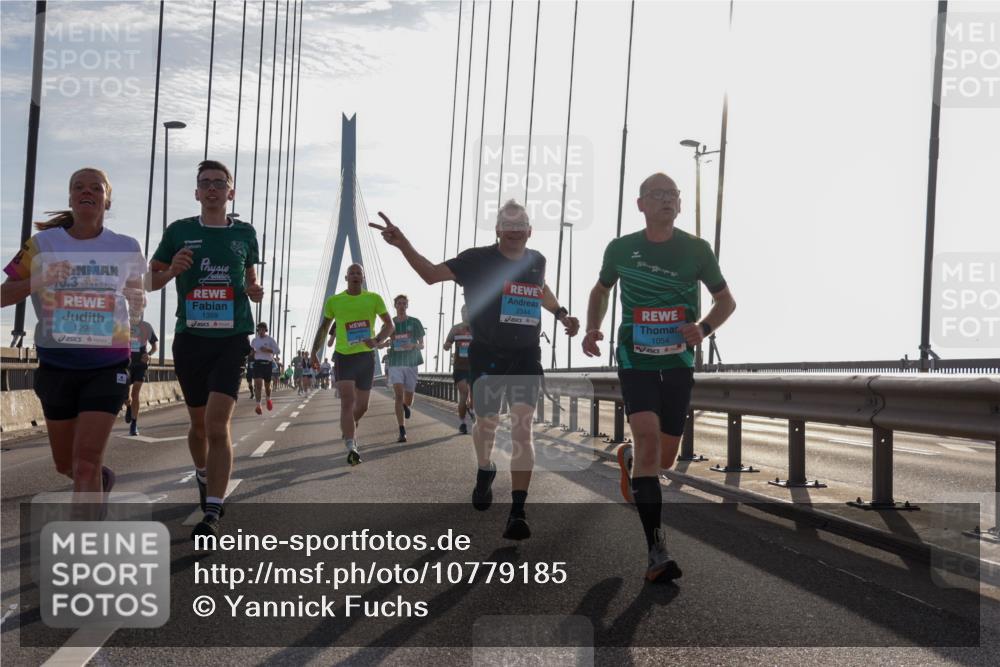 03.10.2026 - Köhlbrandbrückenlauf Yannick Fuchs http://msf.ph/oto/10779185 03.10.2026 09:24:16 Position 1 13, 3, 1298, 1359, 2344, 1054 meine-sportfotos.de