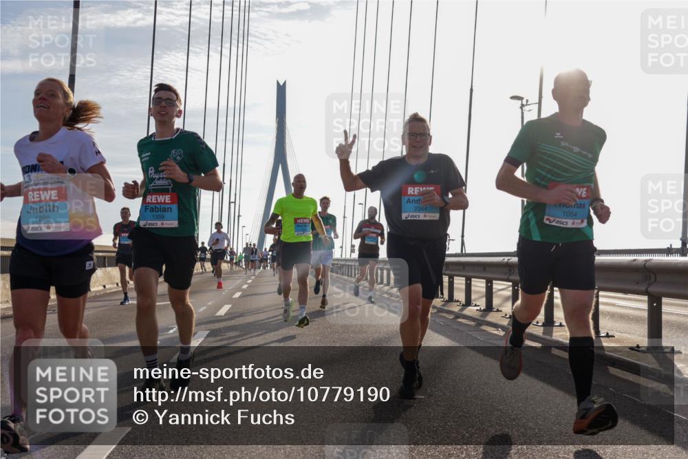 03.10.2026 - Köhlbrandbrückenlauf Yannick Fuchs http://msf.ph/oto/10779190 03.10.2026 09:24:16 Position 1 1298, 1359, 2344, 1054 meine-sportfotos.de