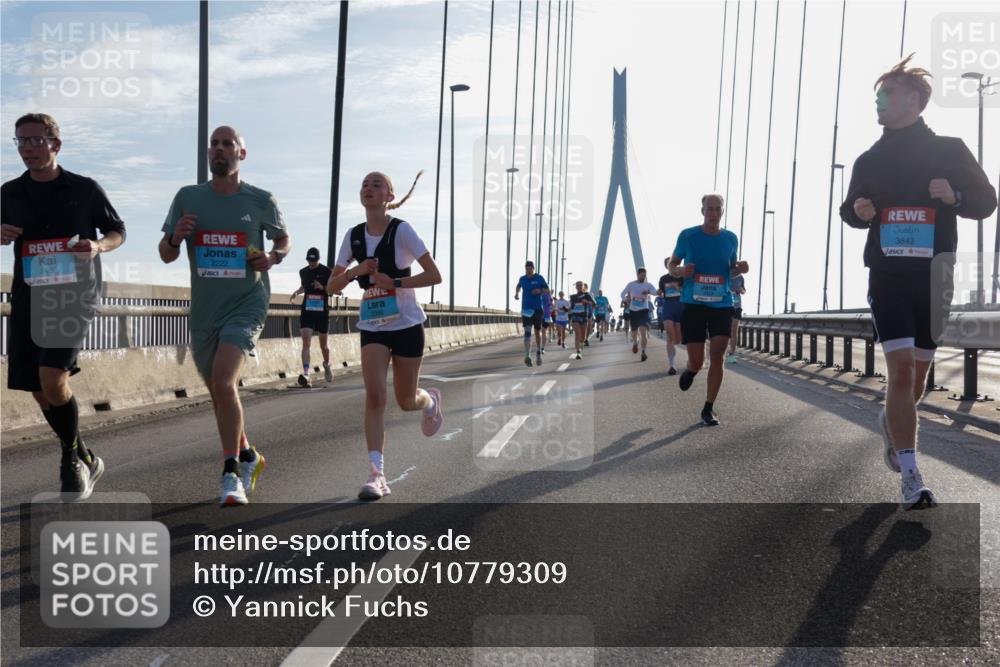 03.10.2026 - Köhlbrandbrückenlauf Yannick Fuchs http://msf.ph/oto/10779309 03.10.2026 09:24:26 Position 1 2462, 2222, 2300, 3843 meine-sportfotos.de