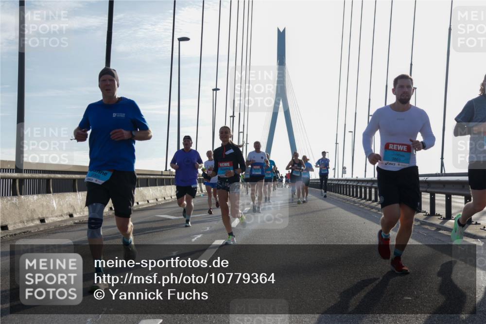 03.10.2026 - Köhlbrandbrückenlauf Yannick Fuchs http://msf.ph/oto/10779364 03.10.2026 09:24:31 Position 1 2305, 3861 meine-sportfotos.de