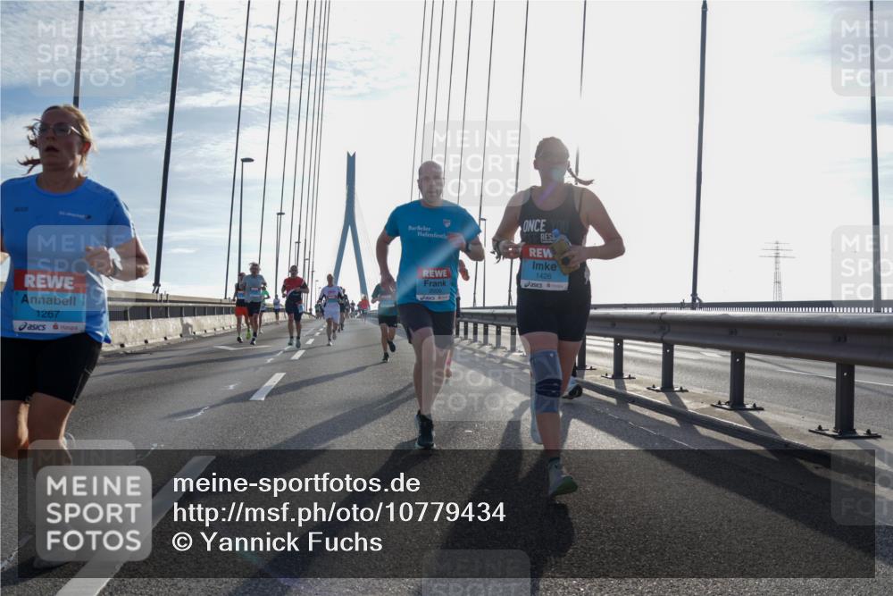 03.10.2026 - Köhlbrandbrückenlauf Yannick Fuchs http://msf.ph/oto/10779434 03.10.2026 09:24:37 Position 1 1267, 2006, 1426 meine-sportfotos.de