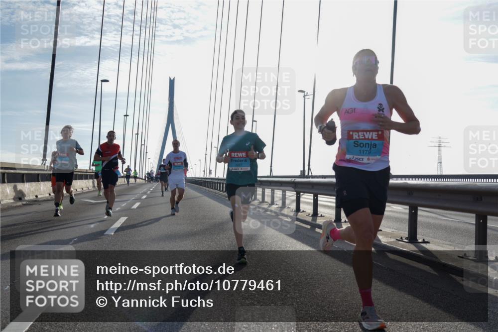 03.10.2026 - Köhlbrandbrückenlauf Yannick Fuchs http://msf.ph/oto/10779461 03.10.2026 09:24:39 Position 1 1, 1227, 1179 meine-sportfotos.de