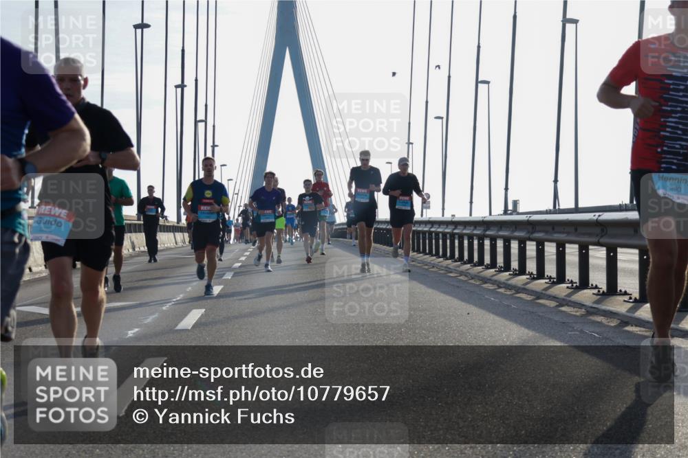 03.10.2026 - Köhlbrandbrückenlauf Yannick Fuchs http://msf.ph/oto/10779657 03.10.2026 09:24:55 Position 1 2228, 1890 meine-sportfotos.de