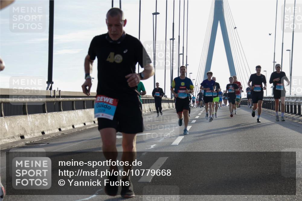 03.10.2026 - Köhlbrandbrückenlauf Yannick Fuchs http://msf.ph/oto/10779668 03.10.2026 09:24:56 Position 1 49, 2228 meine-sportfotos.de