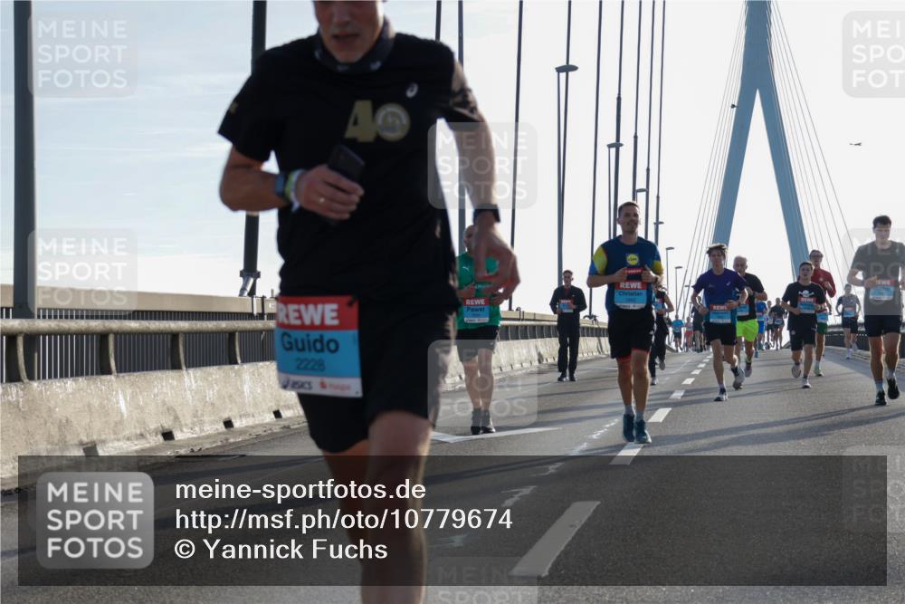 03.10.2026 - Köhlbrandbrückenlauf Yannick Fuchs http://msf.ph/oto/10779674 03.10.2026 09:24:56 Position 1 2228, 497 meine-sportfotos.de