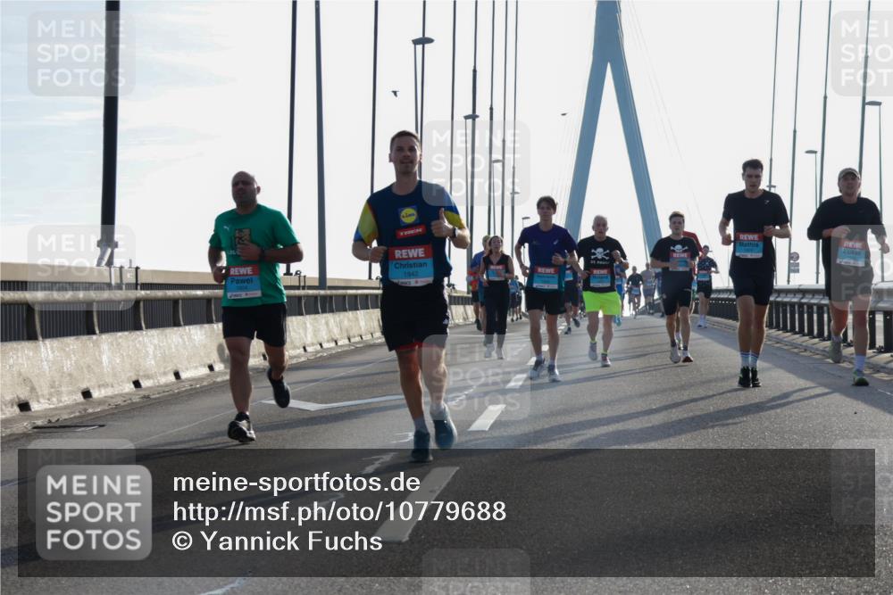03.10.2026 - Köhlbrandbrückenlauf Yannick Fuchs http://msf.ph/oto/10779688 03.10.2026 09:24:57 Position 1 1942, 1604 meine-sportfotos.de