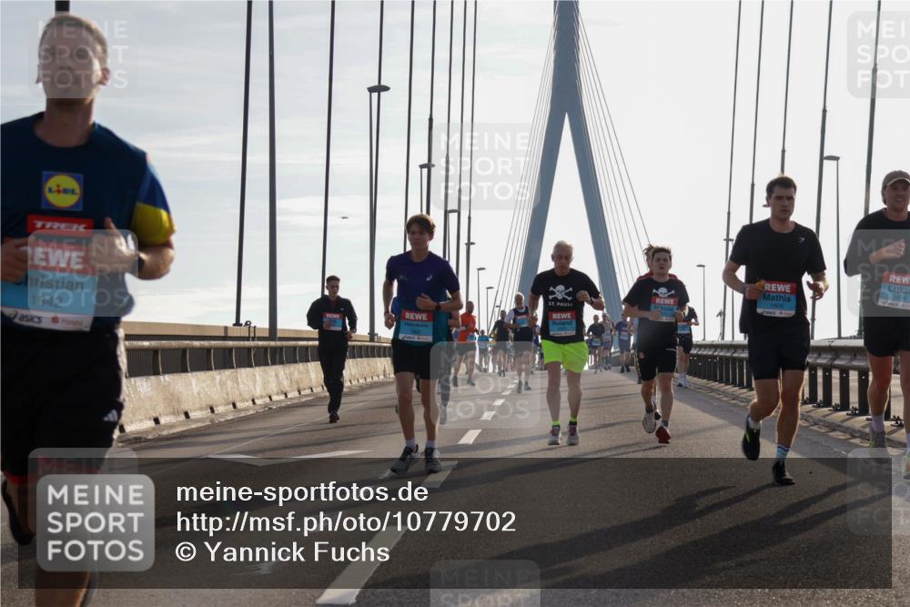 03.10.2026 - Köhlbrandbrückenlauf Yannick Fuchs http://msf.ph/oto/10779702 03.10.2026 09:24:59 Position 1 1942, 1609, 1608 meine-sportfotos.de
