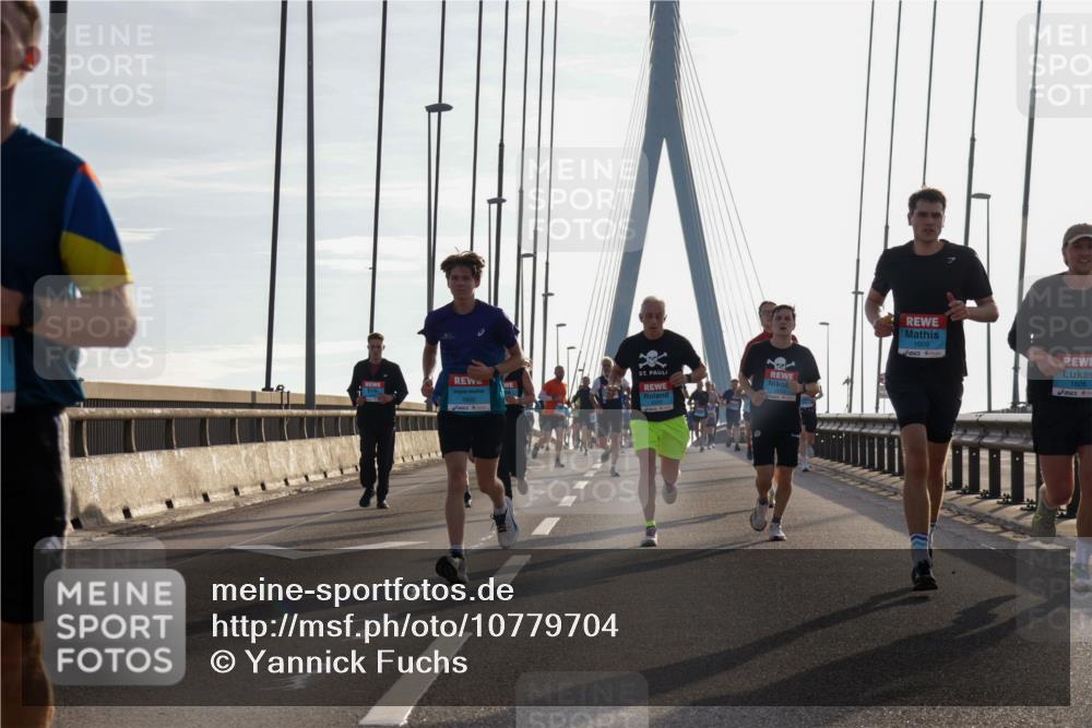 03.10.2026 - Köhlbrandbrückenlauf Yannick Fuchs http://msf.ph/oto/10779704 03.10.2026 09:24:59 Position 1 1609, 1608 meine-sportfotos.de