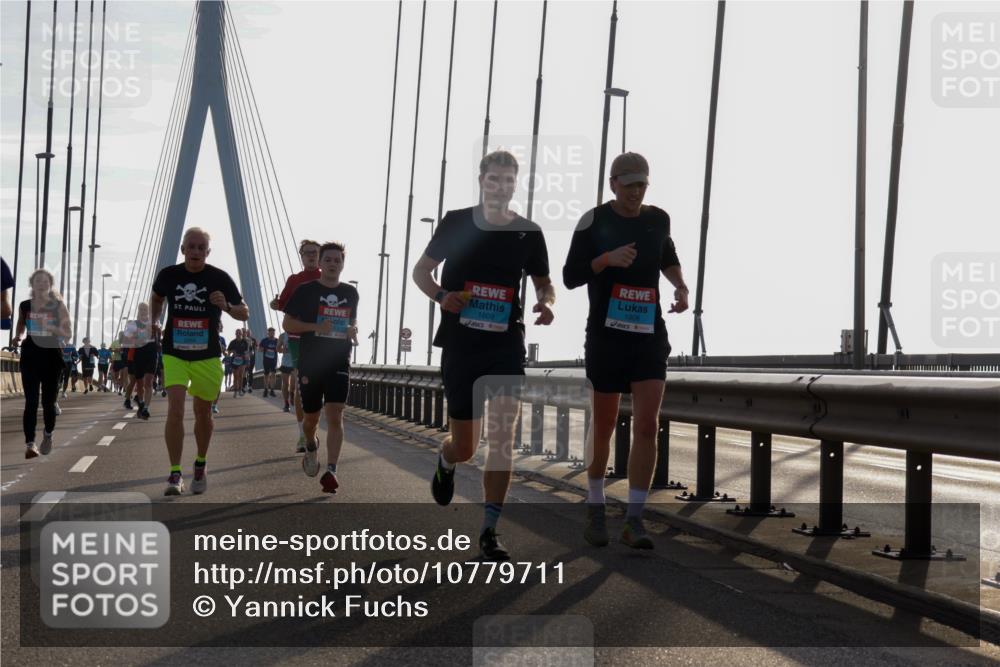 03.10.2026 - Köhlbrandbrückenlauf Yannick Fuchs http://msf.ph/oto/10779711 03.10.2026 09:24:59 Position 1 1609, 1608 meine-sportfotos.de