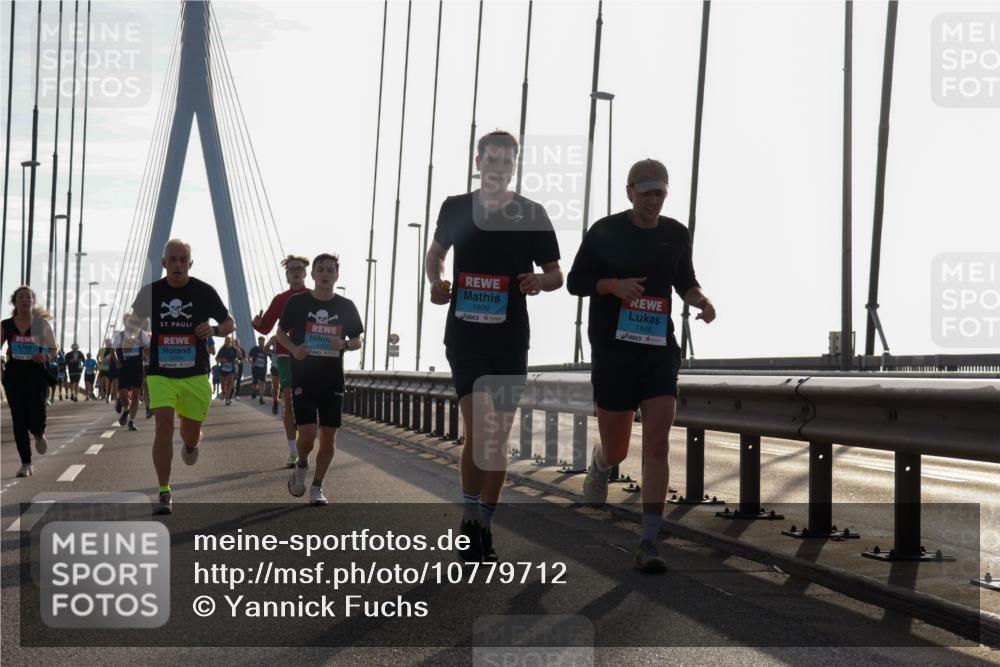 03.10.2026 - Köhlbrandbrückenlauf Yannick Fuchs http://msf.ph/oto/10779712 03.10.2026 09:25:00 Position 1 1609, 1608 meine-sportfotos.de