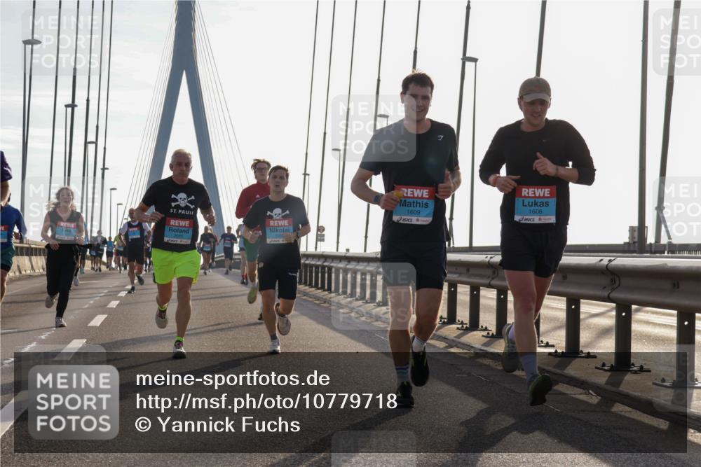 03.10.2026 - Köhlbrandbrückenlauf Yannick Fuchs http://msf.ph/oto/10779718 03.10.2026 09:25:00 Position 1 2055, 1609, 1608 meine-sportfotos.de