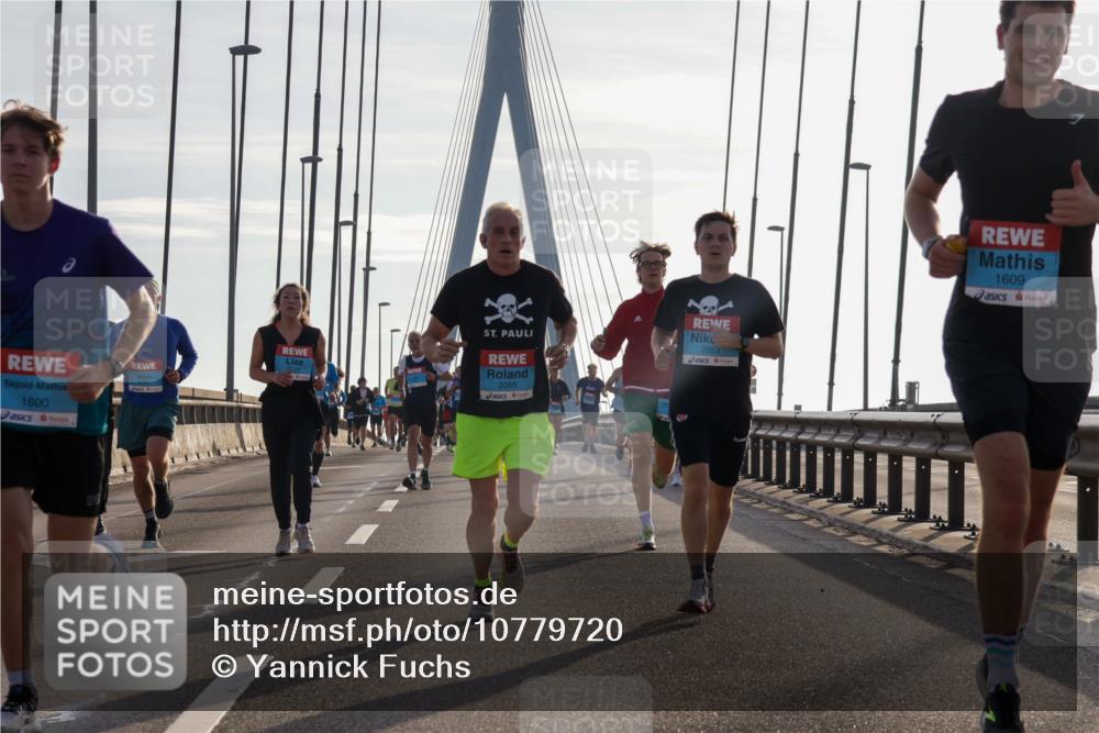 03.10.2026 - Köhlbrandbrückenlauf Yannick Fuchs http://msf.ph/oto/10779720 03.10.2026 09:25:00 Position 1 1600, 2055, 2053, 1609 meine-sportfotos.de