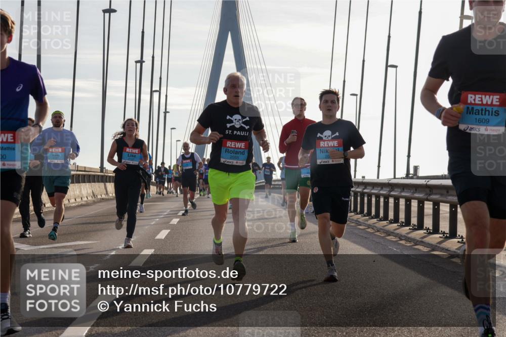 03.10.2026 - Köhlbrandbrückenlauf Yannick Fuchs http://msf.ph/oto/10779722 03.10.2026 09:25:01 Position 1 0, 2055, 20, 1609 meine-sportfotos.de