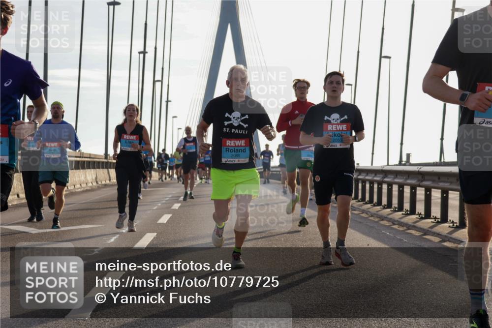 03.10.2026 - Köhlbrandbrückenlauf Yannick Fuchs http://msf.ph/oto/10779725 03.10.2026 09:25:01 Position 1 2055, 2053 meine-sportfotos.de