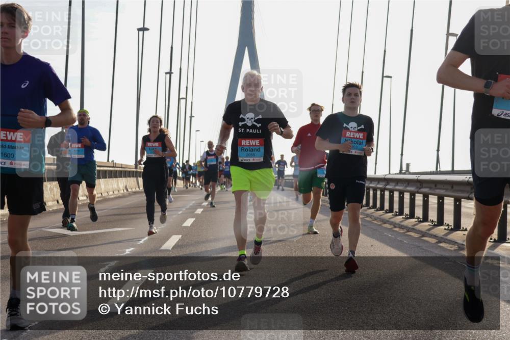 03.10.2026 - Köhlbrandbrückenlauf Yannick Fuchs http://msf.ph/oto/10779728 03.10.2026 09:25:01 Position 1 1600, 2055, 053 meine-sportfotos.de