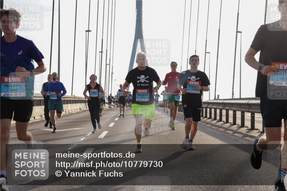 03.10.2026 - Köhlbrandbrückenlauf Yannick Fuchs http://msf.ph/oto/10779730 03.10.2026 09:25:01 Position 1 1600, 2053, 1609, 2055 meine-sportfotos.de