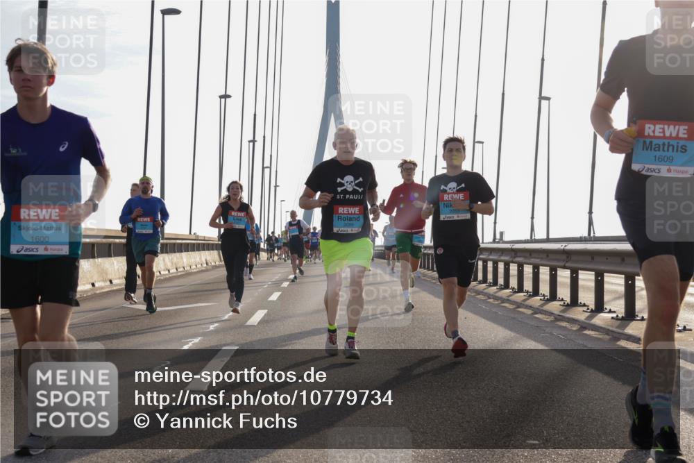 03.10.2026 - Köhlbrandbrückenlauf Yannick Fuchs http://msf.ph/oto/10779734 03.10.2026 09:25:01 Position 1 1600, 2055, 2053, 1609 meine-sportfotos.de
