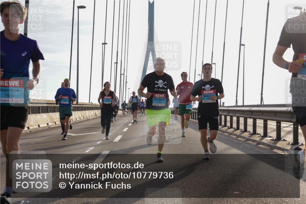03.10.2026 - Köhlbrandbrückenlauf Yannick Fuchs http://msf.ph/oto/10779736 03.10.2026 09:25:01 Position 1 1600, 2055 meine-sportfotos.de