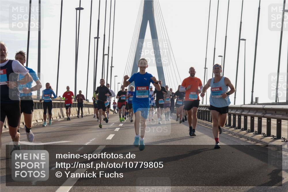 03.10.2026 - Köhlbrandbrückenlauf Yannick Fuchs http://msf.ph/oto/10779805 03.10.2026 09:25:07 Position 1 1229, 1226 meine-sportfotos.de