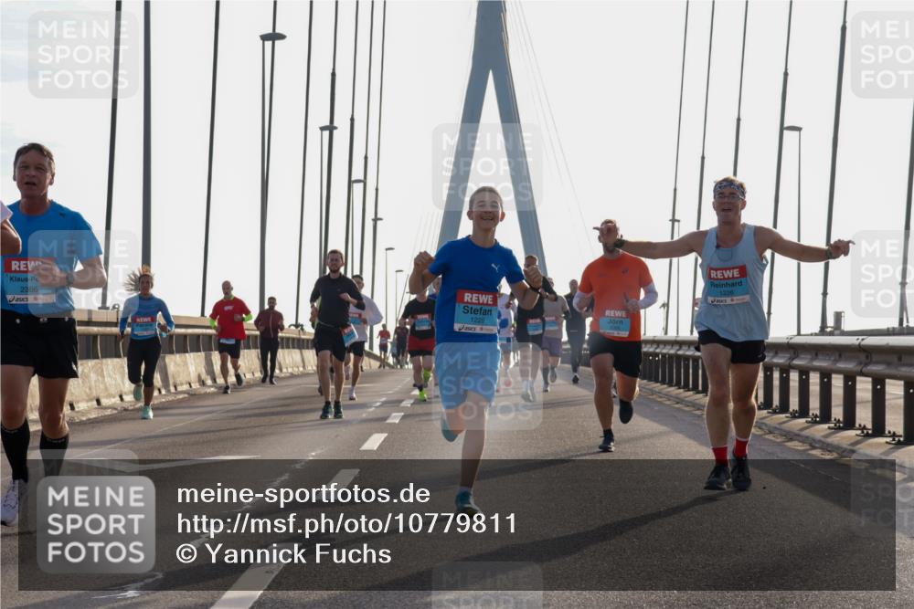 03.10.2026 - Köhlbrandbrückenlauf Yannick Fuchs http://msf.ph/oto/10779811 03.10.2026 09:25:07 Position 1 2386, 1229, 1226 meine-sportfotos.de