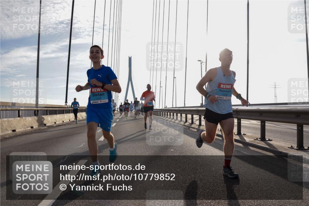 03.10.2026 - Köhlbrandbrückenlauf Yannick Fuchs http://msf.ph/oto/10779852 03.10.2026 09:25:10 Position 1 1229, 1226 meine-sportfotos.de