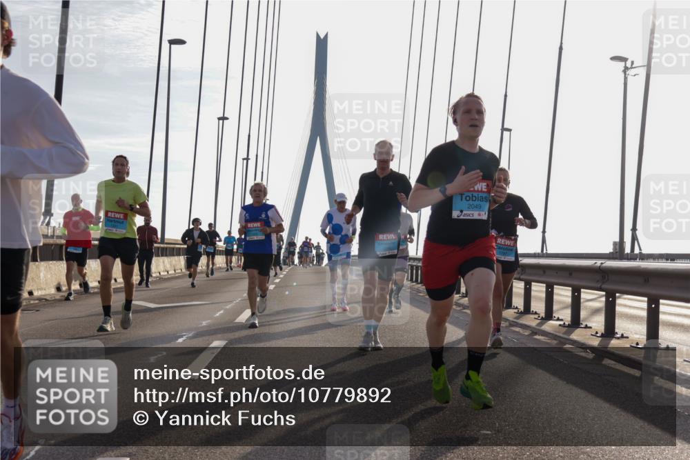 03.10.2026 - Köhlbrandbrückenlauf Yannick Fuchs http://msf.ph/oto/10779892 03.10.2026 09:25:14 Position 1 2049, 1787 meine-sportfotos.de