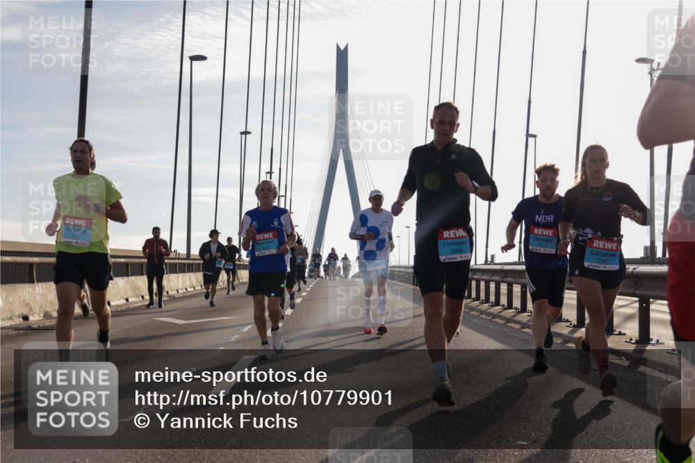 03.10.2026 - Köhlbrandbrückenlauf Yannick Fuchs http://msf.ph/oto/10779901 03.10.2026 09:25:14 Position 1 1321, 2288, 2018, 1787 meine-sportfotos.de