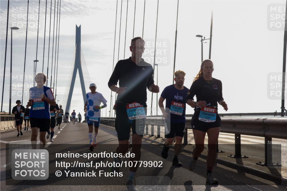 03.10.2026 - Köhlbrandbrückenlauf Yannick Fuchs http://msf.ph/oto/10779902 03.10.2026 09:25:15 Position 1 1222, 2199, 2288, 2018, 1787 meine-sportfotos.de