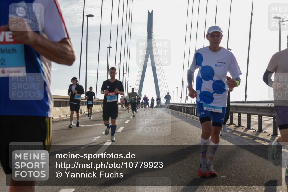 03.10.2026 - Köhlbrandbrückenlauf Yannick Fuchs http://msf.ph/oto/10779923 03.10.2026 09:25:17 Position 1 2, 2100, 36 meine-sportfotos.de