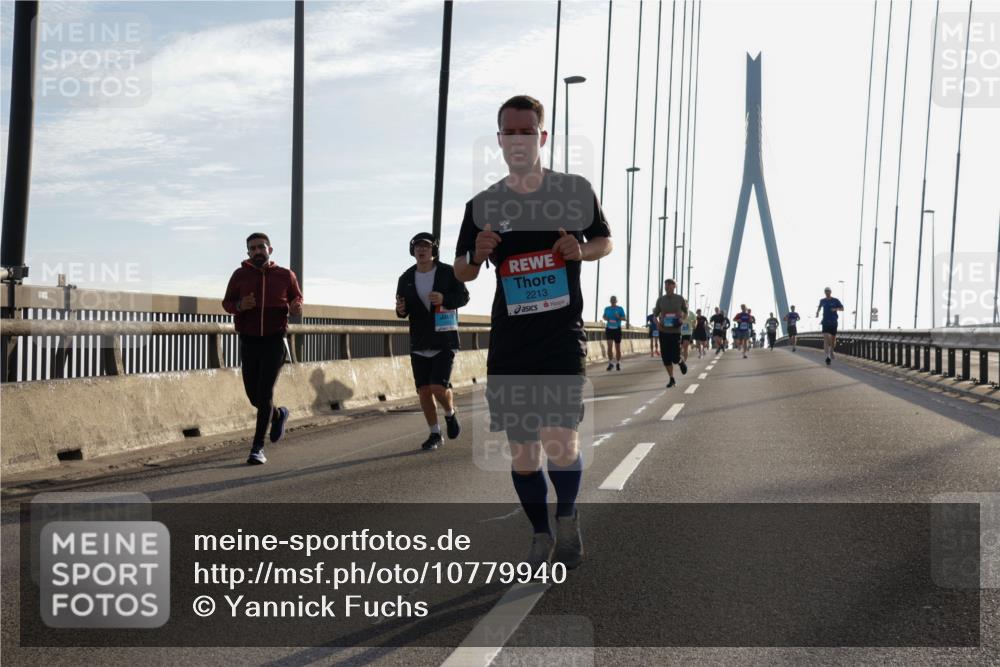 03.10.2026 - Köhlbrandbrückenlauf Yannick Fuchs http://msf.ph/oto/10779940 03.10.2026 09:25:19 Position 1 2213 meine-sportfotos.de