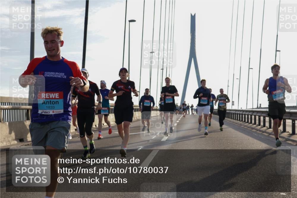 03.10.2026 - Köhlbrandbrückenlauf Yannick Fuchs http://msf.ph/oto/10780037 03.10.2026 09:25:30 Position 1 1833 meine-sportfotos.de