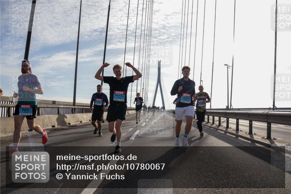 03.10.2026 - Köhlbrandbrückenlauf Yannick Fuchs http://msf.ph/oto/10780067 03.10.2026 09:25:32 Position 1 2270, 2122, 2267 meine-sportfotos.de