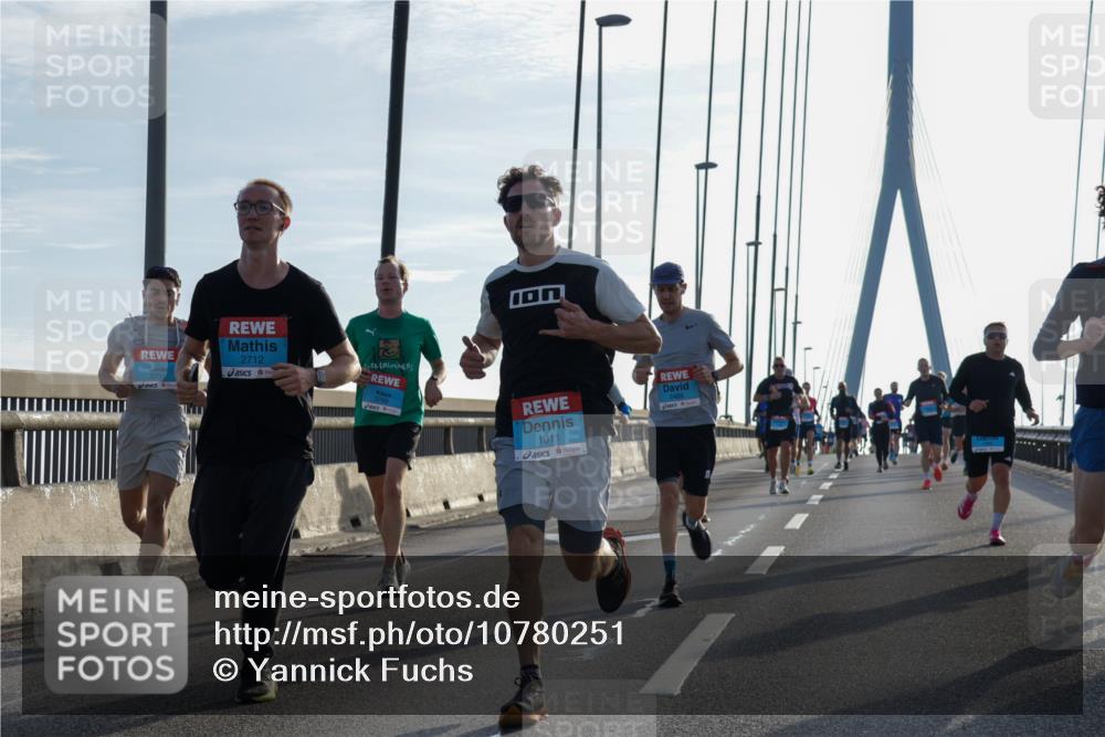 03.10.2026 - Köhlbrandbrückenlauf Yannick Fuchs http://msf.ph/oto/10780251 03.10.2026 09:25:49 Position 1 3731, 2712, 1911, 2486 meine-sportfotos.de