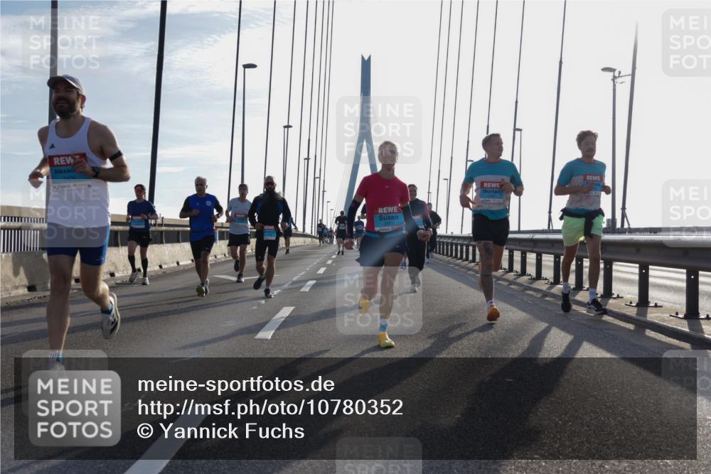03.10.2026 - Köhlbrandbrückenlauf Yannick Fuchs http://msf.ph/oto/10780352 03.10.2026 09:25:58 Position 1 2400 meine-sportfotos.de