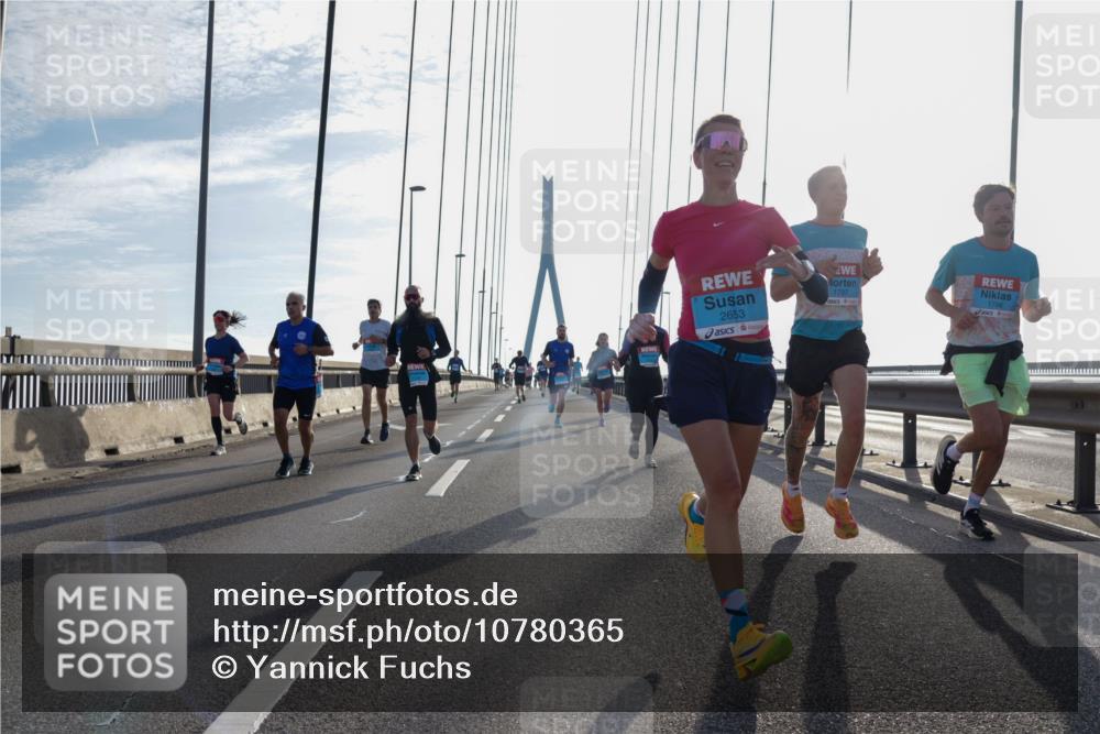 03.10.2026 - Köhlbrandbrückenlauf Yannick Fuchs http://msf.ph/oto/10780365 03.10.2026 09:25:59 Position 1 1798, 2653, 1797 meine-sportfotos.de