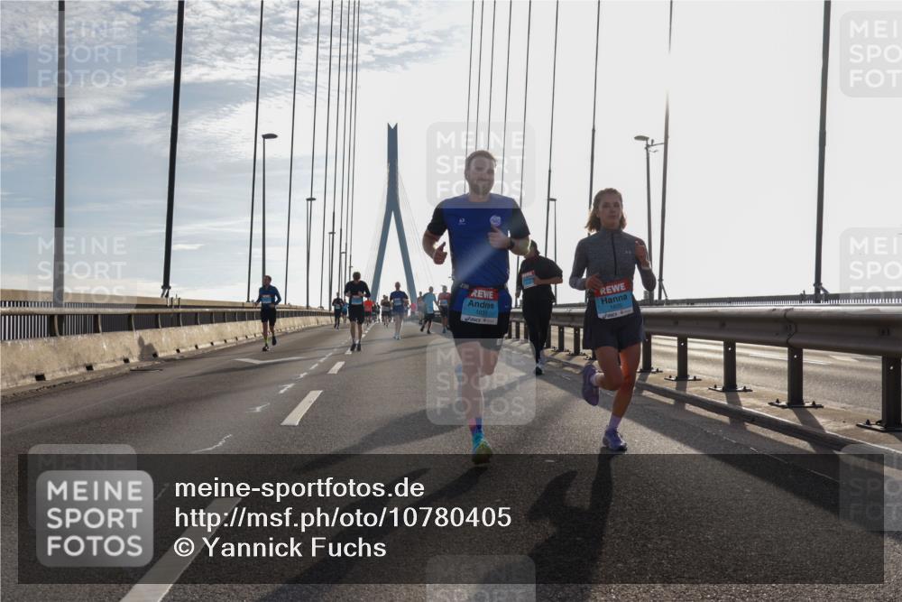 03.10.2026 - Köhlbrandbrückenlauf Yannick Fuchs http://msf.ph/oto/10780405 03.10.2026 09:26:02 Position 1 23, 1831, 1835 meine-sportfotos.de