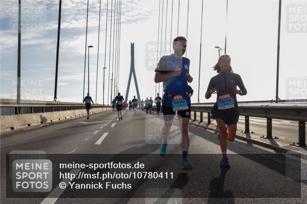 03.10.2026 - Köhlbrandbrückenlauf Yannick Fuchs http://msf.ph/oto/10780411 03.10.2026 09:26:02 Position 1 23, 1831, 1835 meine-sportfotos.de