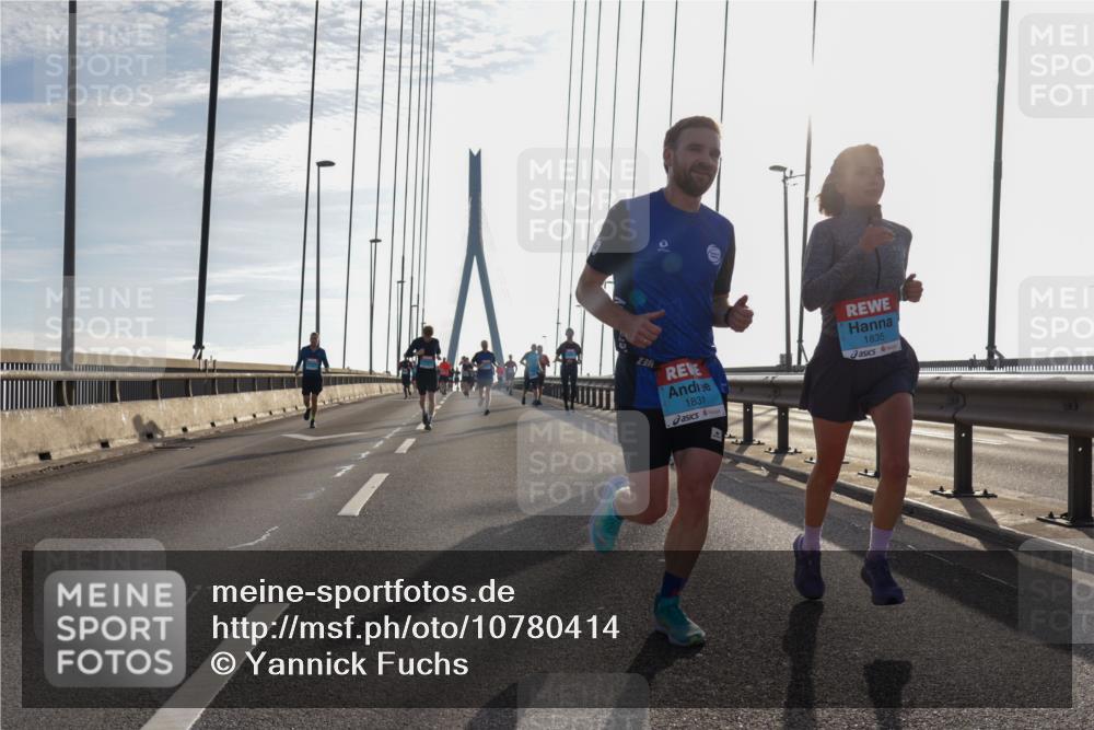 03.10.2026 - Köhlbrandbrückenlauf Yannick Fuchs http://msf.ph/oto/10780414 03.10.2026 09:26:02 Position 1 3, 1831, 1835 meine-sportfotos.de
