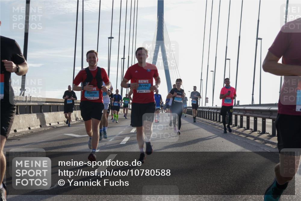 03.10.2026 - Köhlbrandbrückenlauf Yannick Fuchs http://msf.ph/oto/10780588 03.10.2026 09:26:20 Position 1 1639, 1638 meine-sportfotos.de