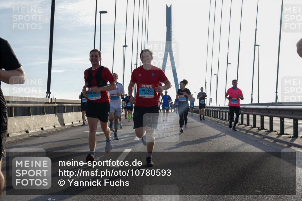 03.10.2026 - Köhlbrandbrückenlauf Yannick Fuchs http://msf.ph/oto/10780593 03.10.2026 09:26:20 Position 1 1638, 1639 meine-sportfotos.de