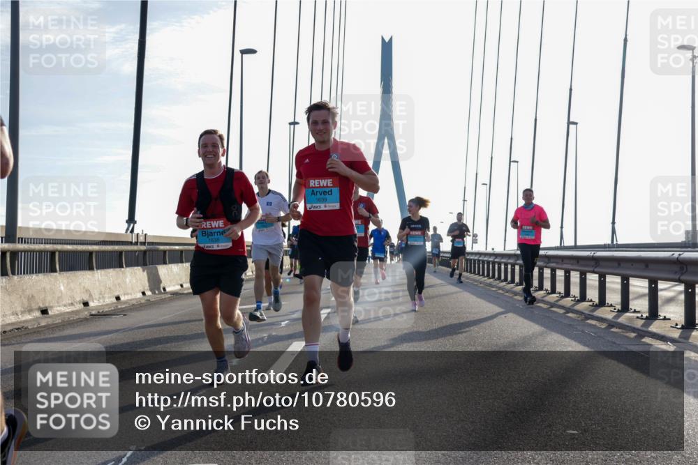 03.10.2026 - Köhlbrandbrückenlauf Yannick Fuchs http://msf.ph/oto/10780596 03.10.2026 09:26:20 Position 1 1638, 1639 meine-sportfotos.de